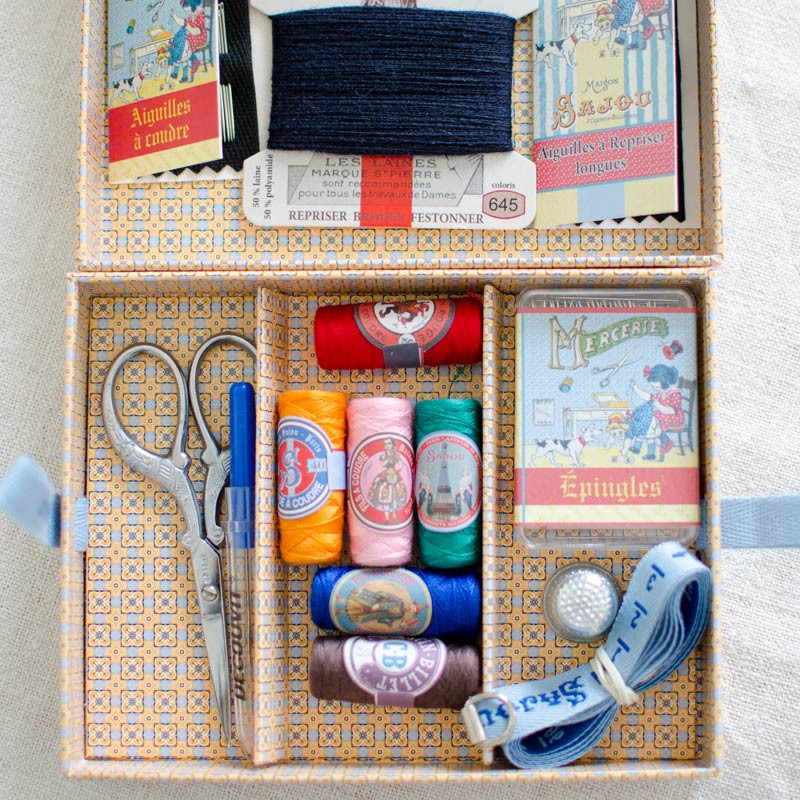 Boîte à couture complète 15 pièces de la maison Sajou petit modèle petite fille